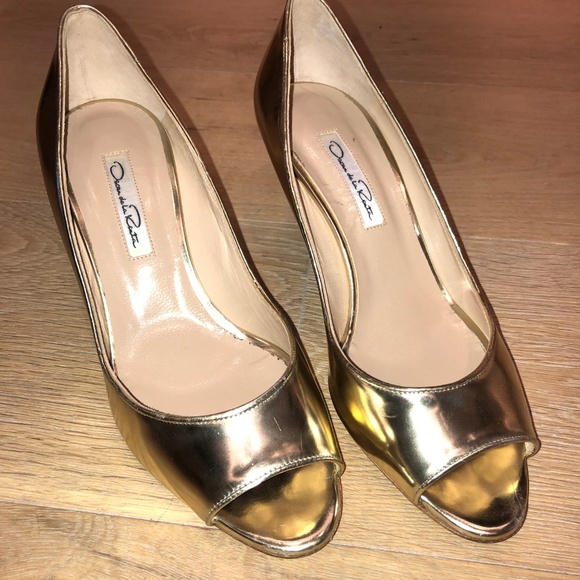 Oscar de la Renta Metallic Gold Peep Toe Pumps - Picture 2 of 6